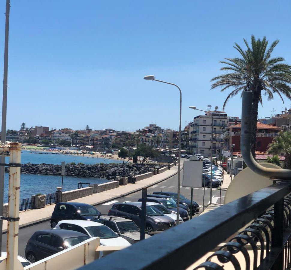 Vacanzenaxos - Casa Frontemare Lägenhet Giardini Naxos Exteriör bild