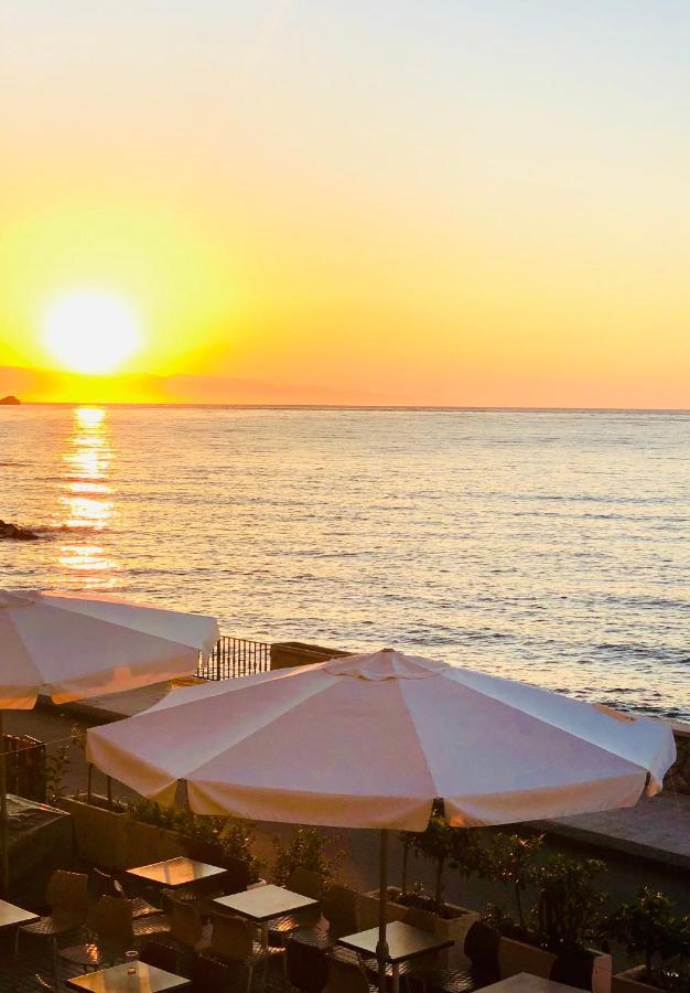 Vacanzenaxos - Casa Frontemare Lägenhet Giardini Naxos Exteriör bild